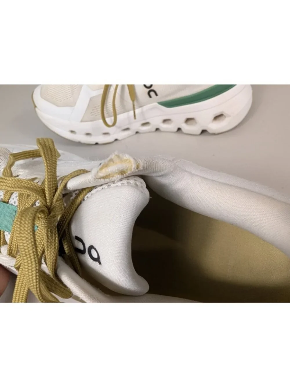 On cloud cloud runner2 undyed green, white running shoes women's size 9.5